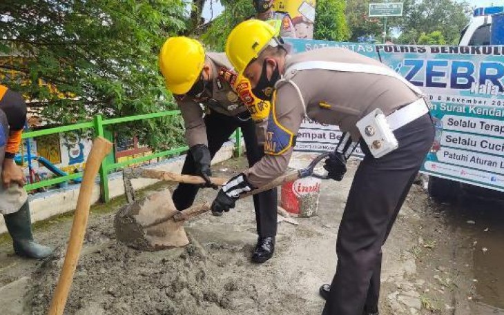 Satlantas Polres Bengkulu Tambal Jalan Berlubang