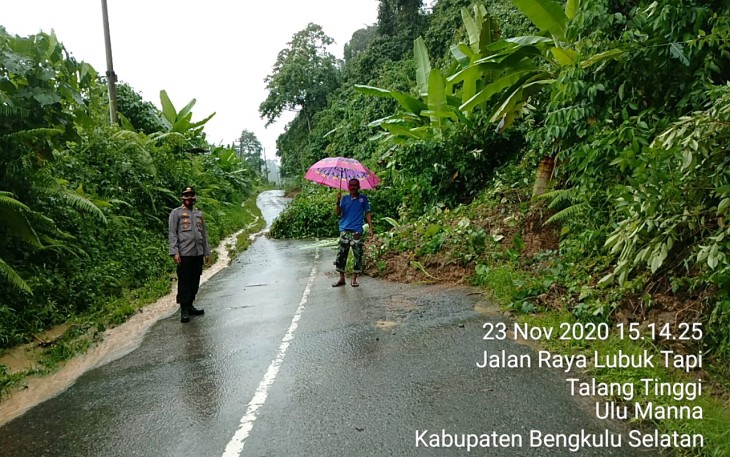 Rawan Longsor Kapolsek Pino Imbau Warga Tetap Waspada