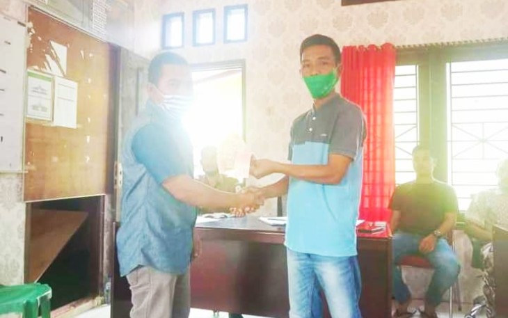 Perangkat Desa Teluk Ambun Saat Menyerahkan BLT DD Kepada Penerima Manfaat