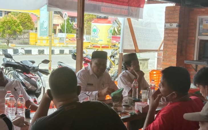 Bupati Aceh Singkil Dulmusrid Ngopi Bareng Wartawan