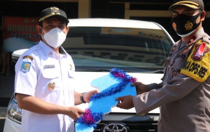 Wakil Walikota Bengkulu Dedy Wahyudi Saat Penyerahan Hibah Mobil di Mapolres Bengkulu