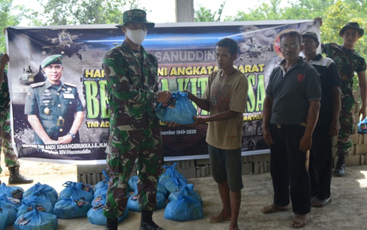  Yonif 725/Woroagi Gelar Kerja Bhakti dan Pembagian Sembako