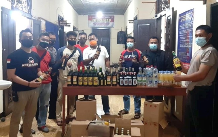 Kepolisian Sektor Limpung Polres Batangmenggelar Kegiatan Kepolisian Yang Ditingkatkan (KKYD) di wilayah Banyuputih dan Limpung. Terjaring ratusan botol minuman keras (Miras) berbagai jenis berhasil diamankan. Senin (30/11/2020)