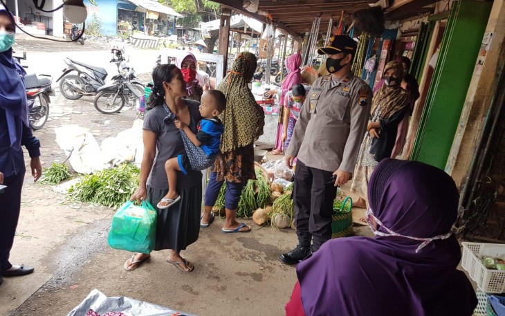 Polsek Cepiring melaksanakan operasi yustisi di pasar Trowong Kaliayu Cepiring. Rabu, 2/12/2020.