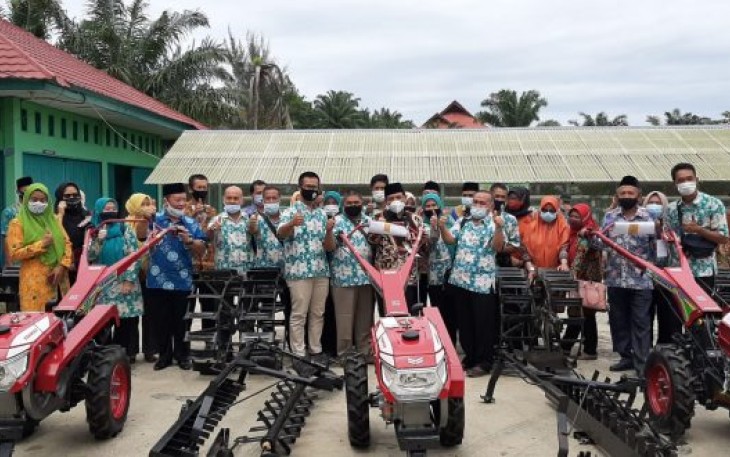 Plt Wali Kota Bengkulu Dedy Wahyudi Serahkan Bantuan 5 Unit Hand Tractor  