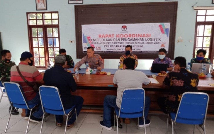 Forkompimcam Brangsong melaksanakan kegiatan  Rakor pengelolaan dan pengananan logistik pemilihan Bupati dan Wakil Bupati th 2020 di di aula kantor Kecamatan Brangsong Jl. Soekarno Hatta Desa Brangsong Kecamatan Brangsong Kabupaten Kendal. Kamis, 3/12/2020.