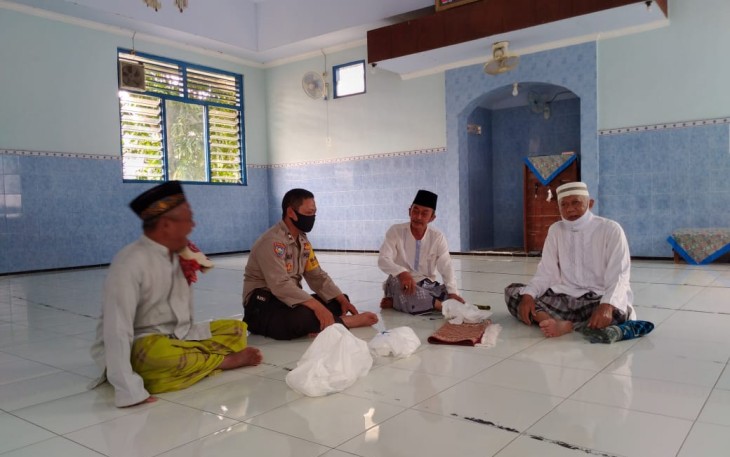 Bhabinkamtibmas Polsek Pegandon mengunjungi Takmir Masjid Jami Al Muttaqin Pegandon. Jum'at 4/12/2020.