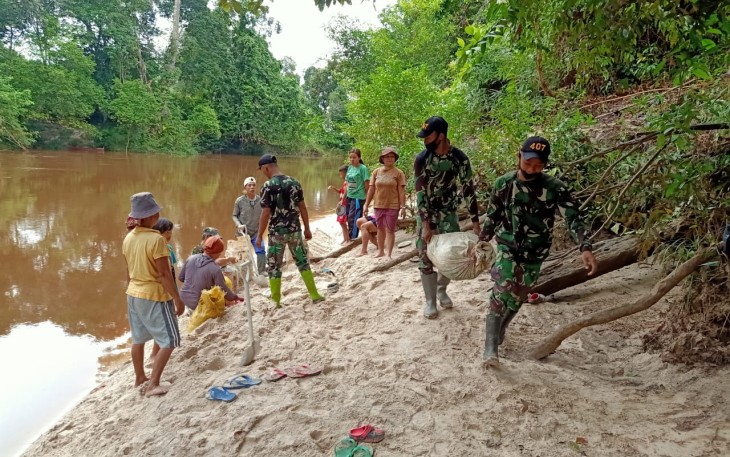 Satgas Pamtas Yonif 407/Padma Kusuma membantu pengambilan material pasir untuk pembangunan Gereja di Desa Riam Sejawak, Kecamatan Ketungau Hulu, Kabupaten Sintang Sabtu (5/12/20)