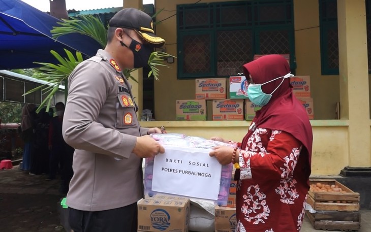 Kapolres Purbalingga AKBP Muchammad Syafi Maulla bersama pejabat utama polres mengunjungi lokasi pengungsian korban tanah bergerak di Desa Tumanggal, Kecamatan Pengadegan, Kabupaten PurbaIingga, Sabtu (5/12/2020).