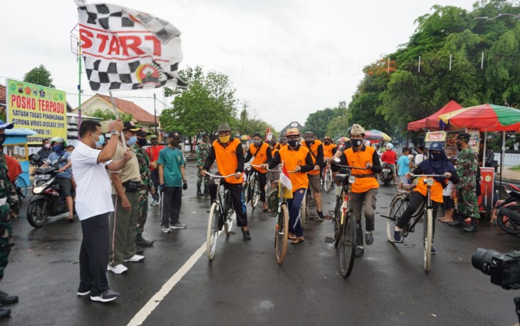 Dalam Rangka Melaksanakan Komunikasi Sosial (Komsos) Kodim Batang Mengadakan Gowes Bareng Bersama Komunitas Sepeda Onthel (Papitob) Batang