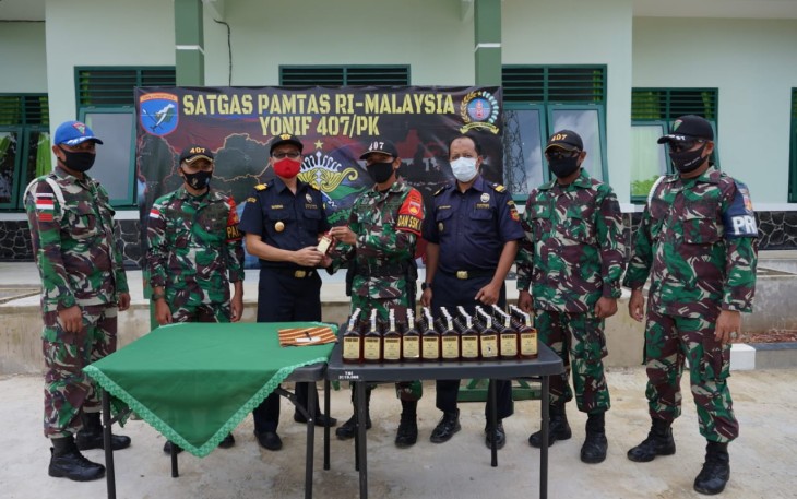 Satuan Tugas Pengamanan Perbatasan (Satgas Pamtas) Yonif 407/Padmakusuma Pos Mentari menemukan dua kardus minuman keras (miras) merk Benson bertempat di jalur lintas tradisional Dusun Mentari Desa Sepindang Kecamatan Badau Kabupaten Kapuas Hulu Kalbar