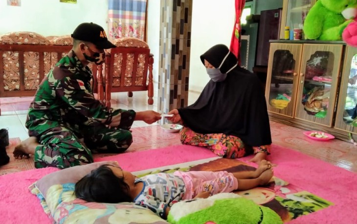 Tim Kesehatan Satgas Pamtas RI-MLY Yonif 407/PK dari Pos Nanga Bayan yang dipimpin Pelda Nurul Amin kepada warga binaannya di Desa Nanga Bayan Kecamatan Ketunggau Hulu Kabupaten Sintang, Kalbar. Rabu (09/12/2020).