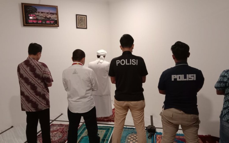 Rizieq Shihab dan polisi Dari Polda Metro Jaya Menunaikan Salat Maghrib Berjamaah 