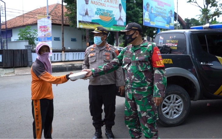 Polres Batang dan Kodim 0736/Batang Kembali Membagikan 300 Nasi Kotak