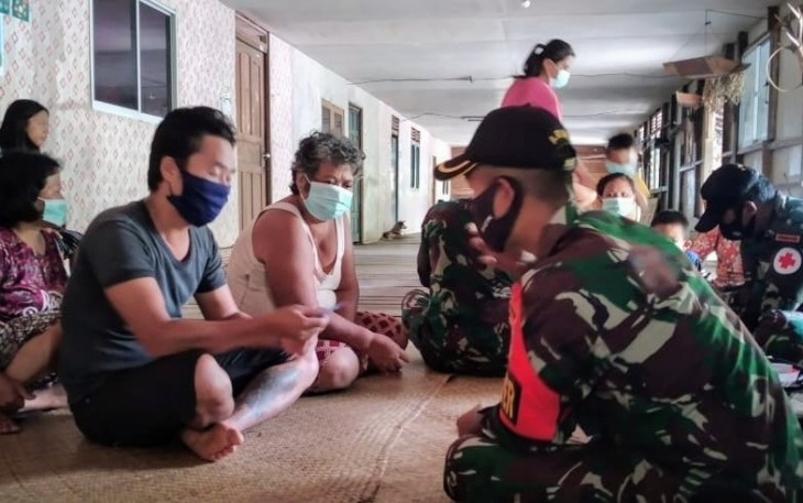 Satgas Pamtas RI-Malaysia Yonif 407/Padmakusuma menggelar kegiatan Pengobatan door to door di Dusun Bakul Desa Labian Iraang Kecamatan Batang Lumpar Kabupaten Kapuas Hulu, Kalbar. Selasa (15/12/20).