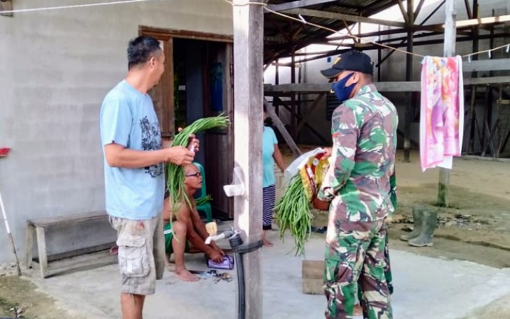 Satgas Pamtas Yonif 407/Padmakusuma Pos Sei Mawang I berbagi sayuran hasil berkebun dari Pos Sei Mawang I kepada masyarakat disekitar Desa Sungai Mawang Kecamatan Puring Kencana Kabupaten Kapuas Hulu Kalbar (16/12/20)