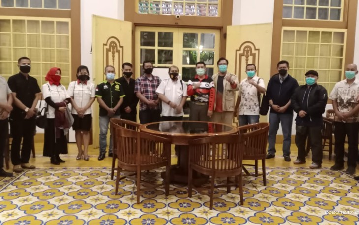 Tim Humas Mabes Polri Melaksanakan Audiensi Dengan Mik Semar di Rumah Makan Cianjur