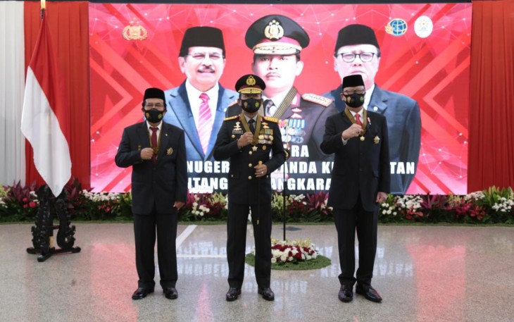 Kapolri Jenderal Idham Azis Memberikan Tanda Kehormatan Bintang Bhayangkara Utama Kepada Menteri Pendayagunaan Aparatur Negara dan Reformasi Birokasi Tjahjo Kumolo dan Menteri Agraria dan Tata Ruang/Kepala Badan Pertanahan Nasional Sofyan Djalil