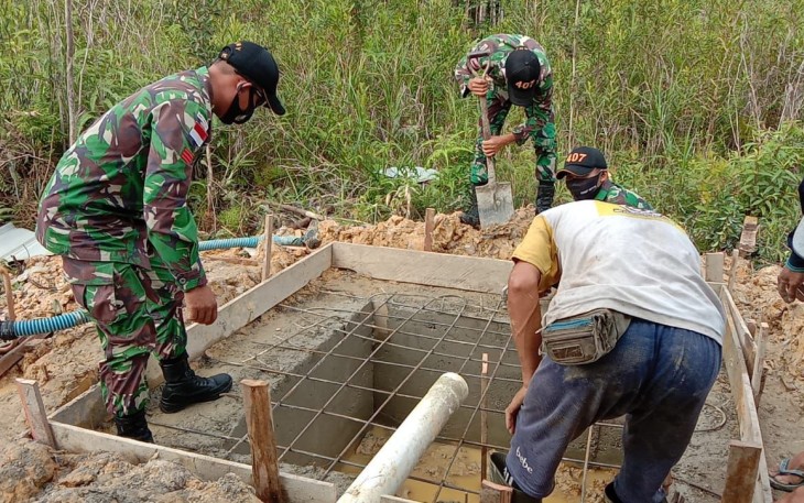Danramil 07/Sukorejo Beserta Jajarannya Melaksanakan Kegiatan Gotong Royong