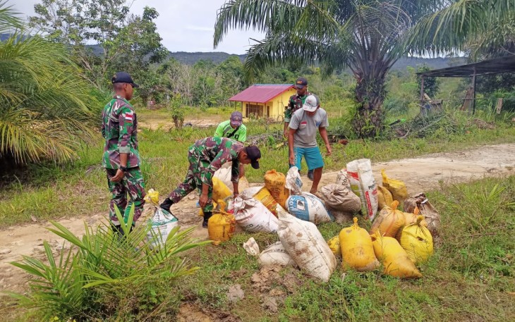 Satgas Pamtas RI-MLY Yonif 407/PK Melaksanakan Karya Bakti Pembuatan Dan Pengecoran Jamban