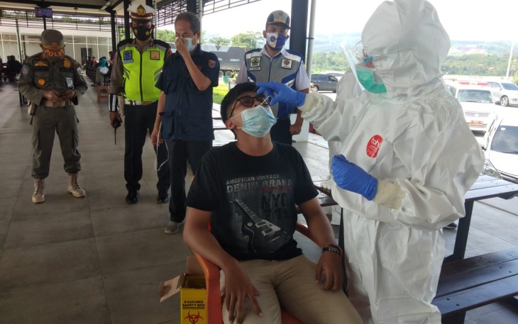 Dinas Kesehatan Kabupaten Batang bekerja sama dengan Dinas Kesehatan Provinsi Jawa Tengah dan Dinas Pekerjaan Umum Bina Marga dan Cipta Karya Provinsi Jawa Tengah menggelar  rapid test antigen gratis di Jalur Tol Km 379 A Gringsing, Kabupaten Batang, Kamis (24/12/2020),