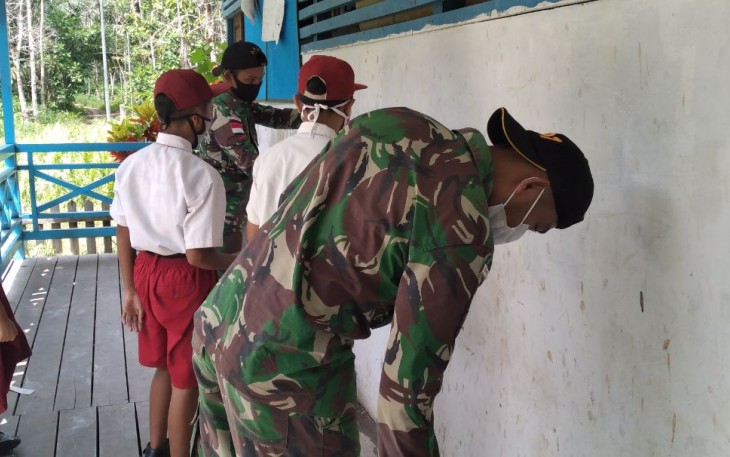 Satgas Pamtas RI-MLY Yonif 407/Padmakusuma Pos Klawik Pimpinan Lettu Kav Andhika Ghani Lakukan Pengecatan Gedung Sekolah SDN 11 Klawik di Dusun Klawik 