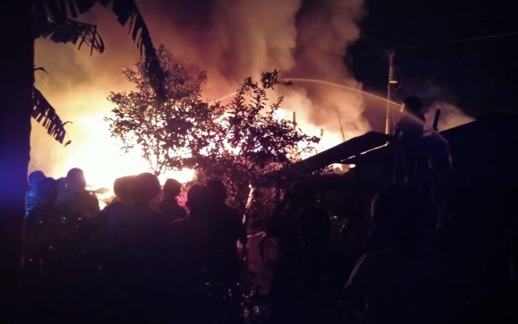 Sebuah Gudang Penyimpanan Barang Gagangan Berupa Alat Rumah Tangga Terbuat Dari Plastik Kayu dan Logam Stainless Tteel Yang Terletak Dukuh Kemiri Desa Kepuh kecamatan Limpung kabupaten Batang Ludes Terbakar