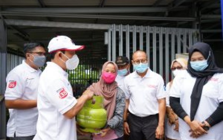 Wakil Walikota Bengkulu Dedy Wahyudi  Saat Launching Kartu Pelanggan Gas Elpiji 3 Kg Yang Berlangsung Disalah Satu Pangkalan Gas di Kelurahan Kandang Mas