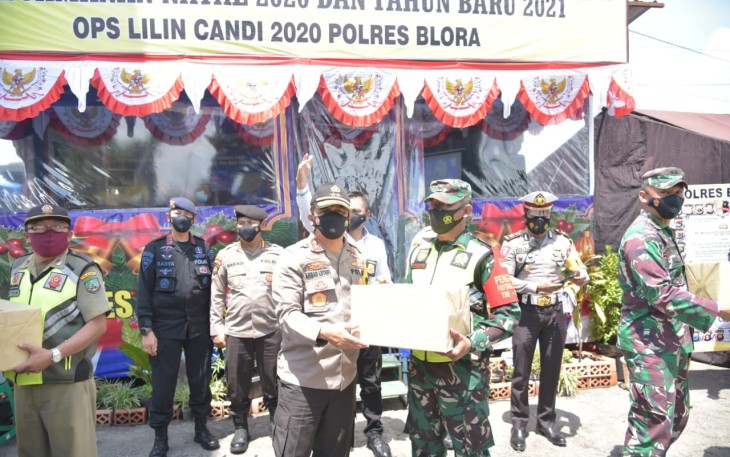 Kapolda Jawa Tengah Irjen Pol Drs Ahmad Luthfi SH SSt MK Bersama Pejabat Utama Polda Jawa Tengah Meninjau Pos Pelayanan Operasi Lilin Candi 2020 Polres Blora
