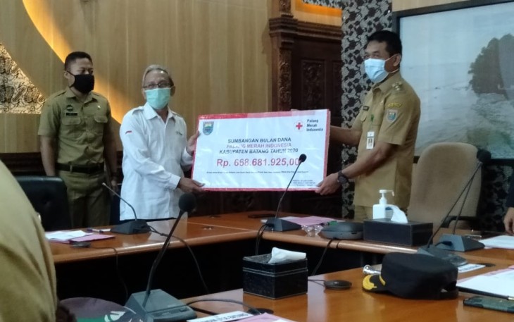 Ketua DPRD Kabupaten Batang Maulana Yusup Secara Resmi Menutup Gerakan Pengumpulan Bulan Dana PMI Tahun 2020 