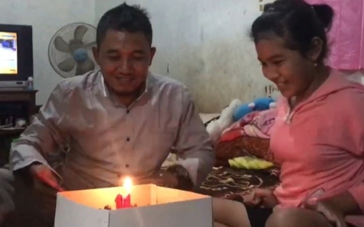Perhatian Seorang Ayah Kepada Anaknya di Hari Ulang Tahunnya