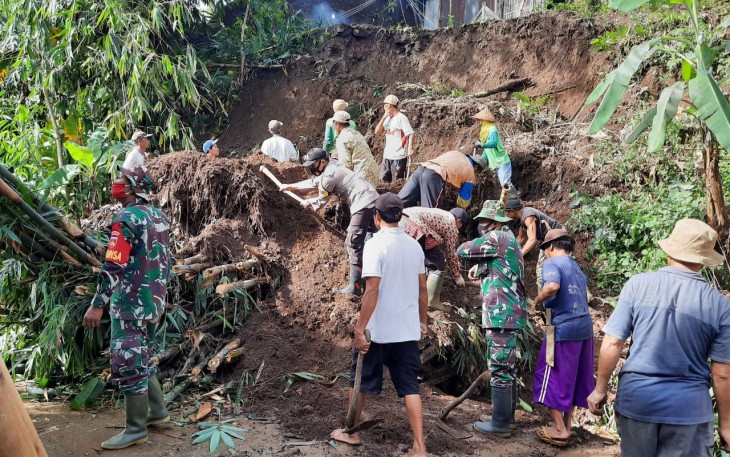 Tiga Anggota Koramil 07/Sukorejo  Kerja Bakti Bencana Alam Tanah Longsor