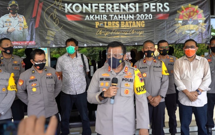 Kapolres Batang saat konferensi pers, di halaman Mapolres Batang, Kamis (31/12/2020).