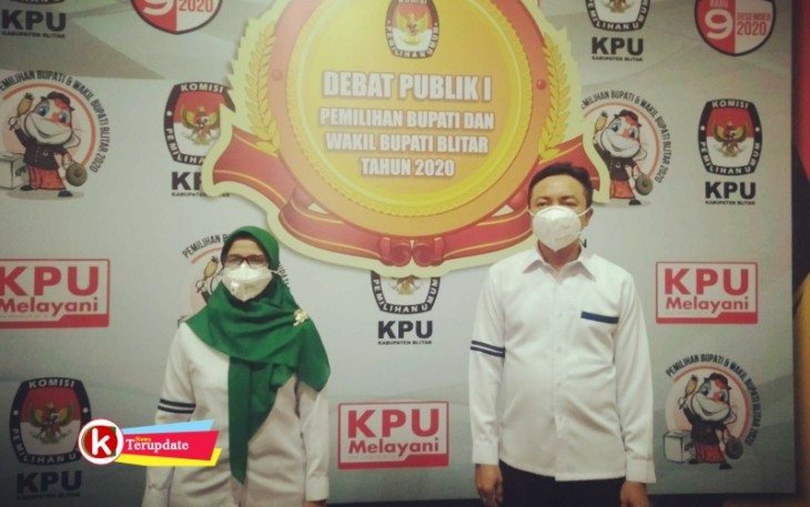 Mak Rini Didampingi Makde Rahmat Setelah Debat Publik Pertama Pilbup Blitar 2020 (foto : Faisal NR / dok Kliwartacom) 