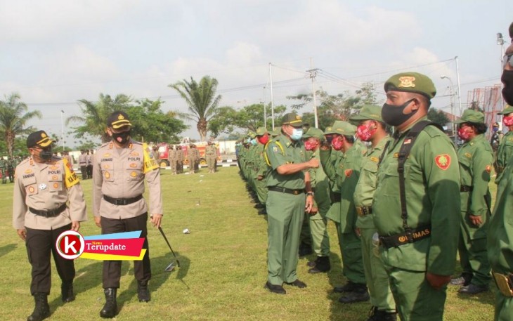 Pjs Bupati Blitar Budi Santosa Meninjau Personil Satlinmas (foto : Faisal NR / Klik Warta) 