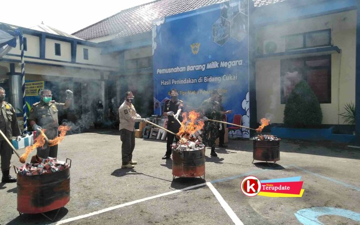 Pemusnahan Barang Kena Cukai Ilegal (foto : Faisal NR / Klik Warta) 