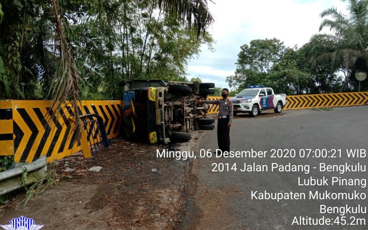 Rem Blong Mobil Truk Serempet Minibus dan Terguling