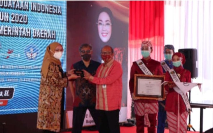 Simbolis Penyerahan Anugerah Kebudayaan Indonesia (AKI) oleh Direktur Pembinaan Tenaga dan Lembaga Kebudayaan (PTLK) Kemendikbud RI Judi Wahjudin Kepada Bupati Purwakarta Anne Ratna Mustika