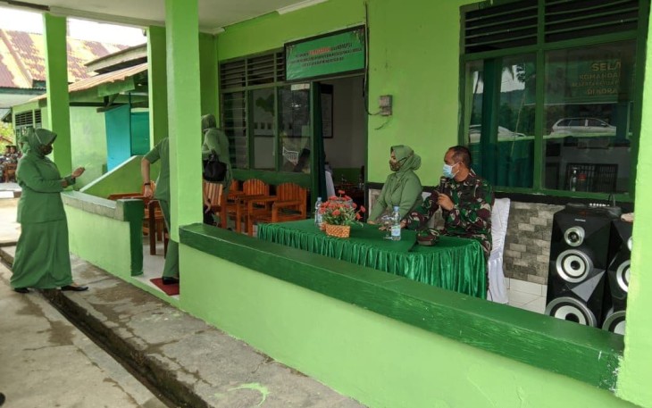 Dandim Kolonel Kav Agus Waluyo SIP Dengan Ketua Persit Cab L Dim 1417 Koorcab Rem 143 PD 14 Hasanuddin Dr Hj Susi Widiyanti Saragih SpOG MKes