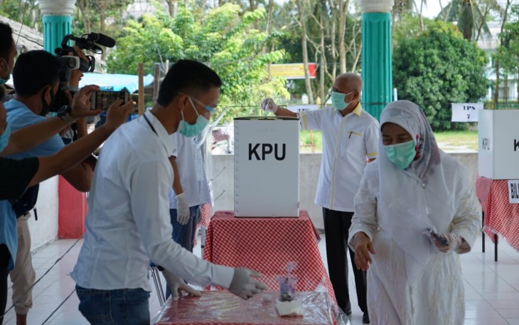 Bupati Surya Gunakan Hak Pilihnya