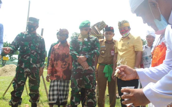 Letakan Batu Pertama Pura Yonif 725 Kokohkan Kerukunan Umat di Konawe Selatan
