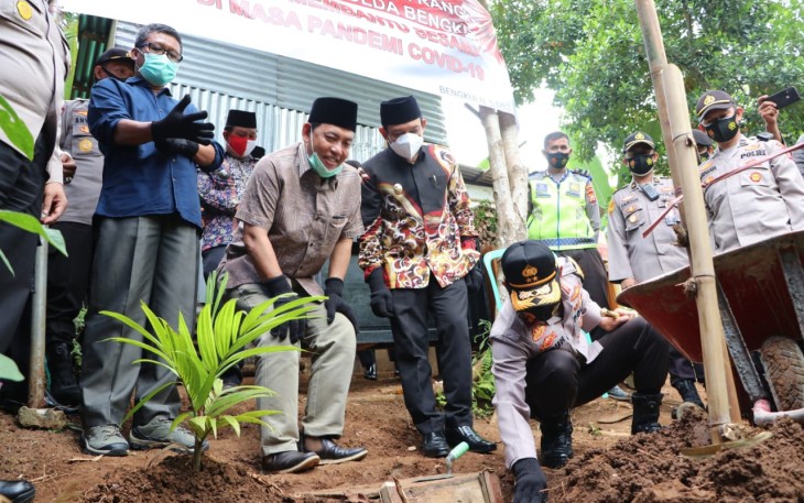 Kapolda Bengkulu Irjen Pol Drs Teguh Sarwono MSi Letakkan Batu Pertama Bantuan Bedah Rumah