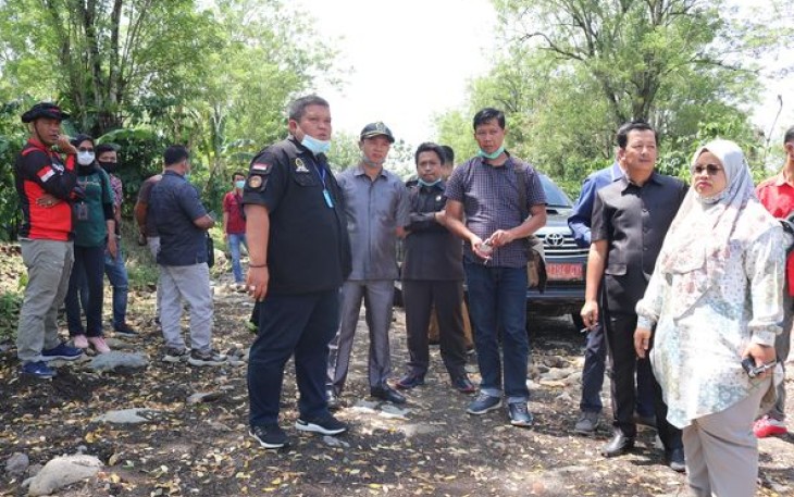 Anggota Komisi III DPRD Kabupaten Kepahiang Saat Melakukan Inspeksi Mendadak Pada Titik Pembangunan Jalan
