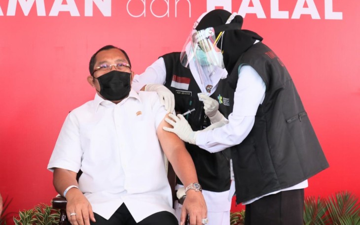 Wakil Ketua DPRD Jatim Sahat Tua Simanjuntak di Suntik Vaksin 