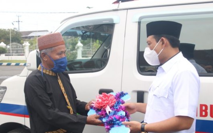 Wakil Wali Kota Bengkulu Dedy Wahyudi Saat Menyerahkan Bantuan Operasional Berupa Mobil Ambulans Kepada Paguyuban Pasundan Bengkulu