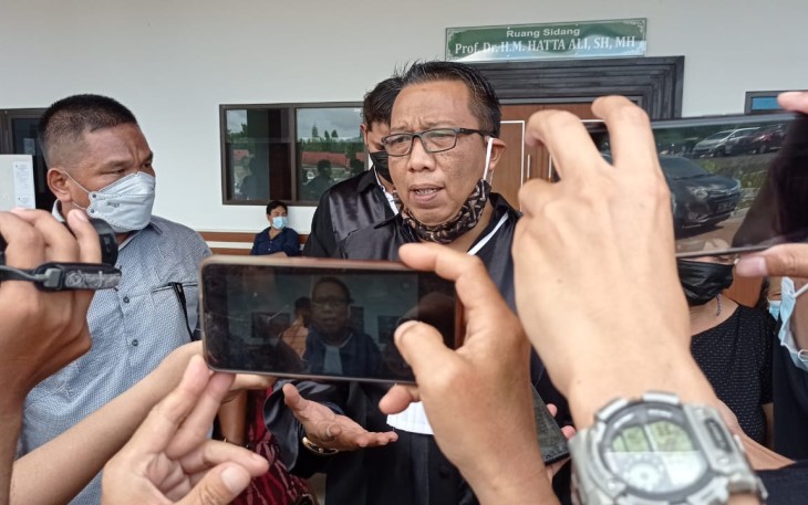 Presdir Fahmi & Partners Fahmi Oksan Awulle SH (Kiri) Bersama Direktur Fahmi & Partners (kanan) Saat Gelar Konferensi Pers