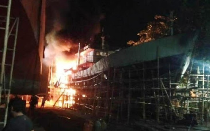 Satu Unit Kapal Penampung Ikan Terbakar