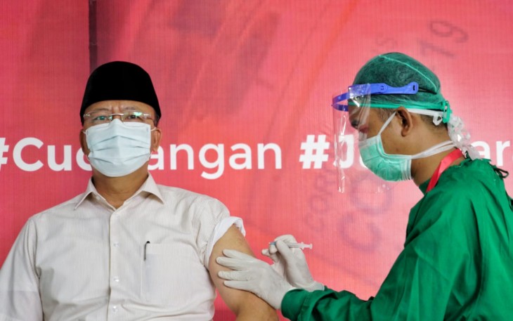 Gubernur Bengkulu Rohidin Mersyah Disuntik Vaksin