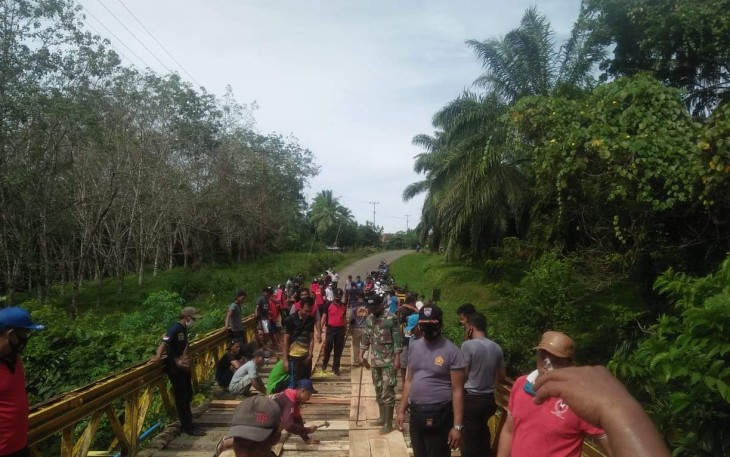 Polsek Giri Mulya Perbaiki Akses Jembatan Desa Wonoharjo