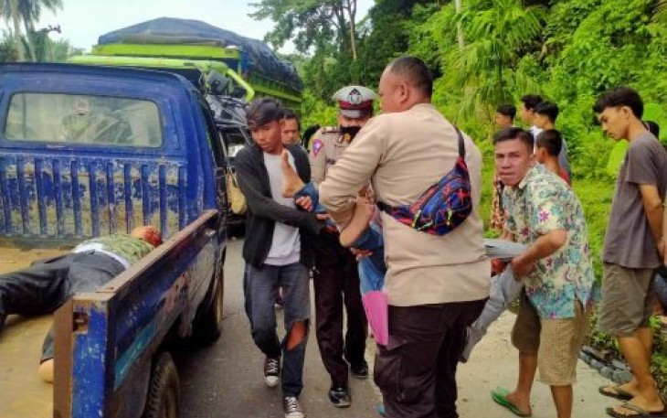 Polsek Nasal Evakuasi Mobil dan Korban Tabrakan Maut Fuso Vs CRV di Nasal Kaur 